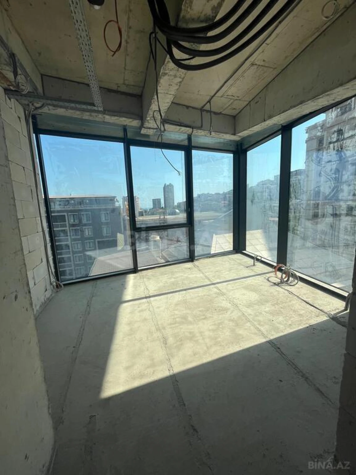 Satılır 4 otaqlı mənzil 377 m²