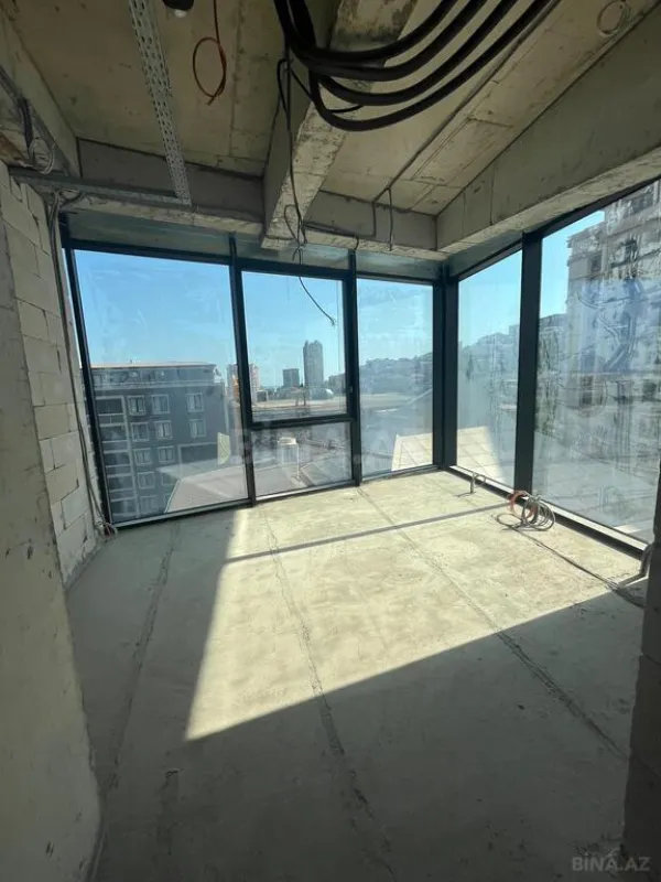 Satılır 4 otaqlı mənzil 377 m²