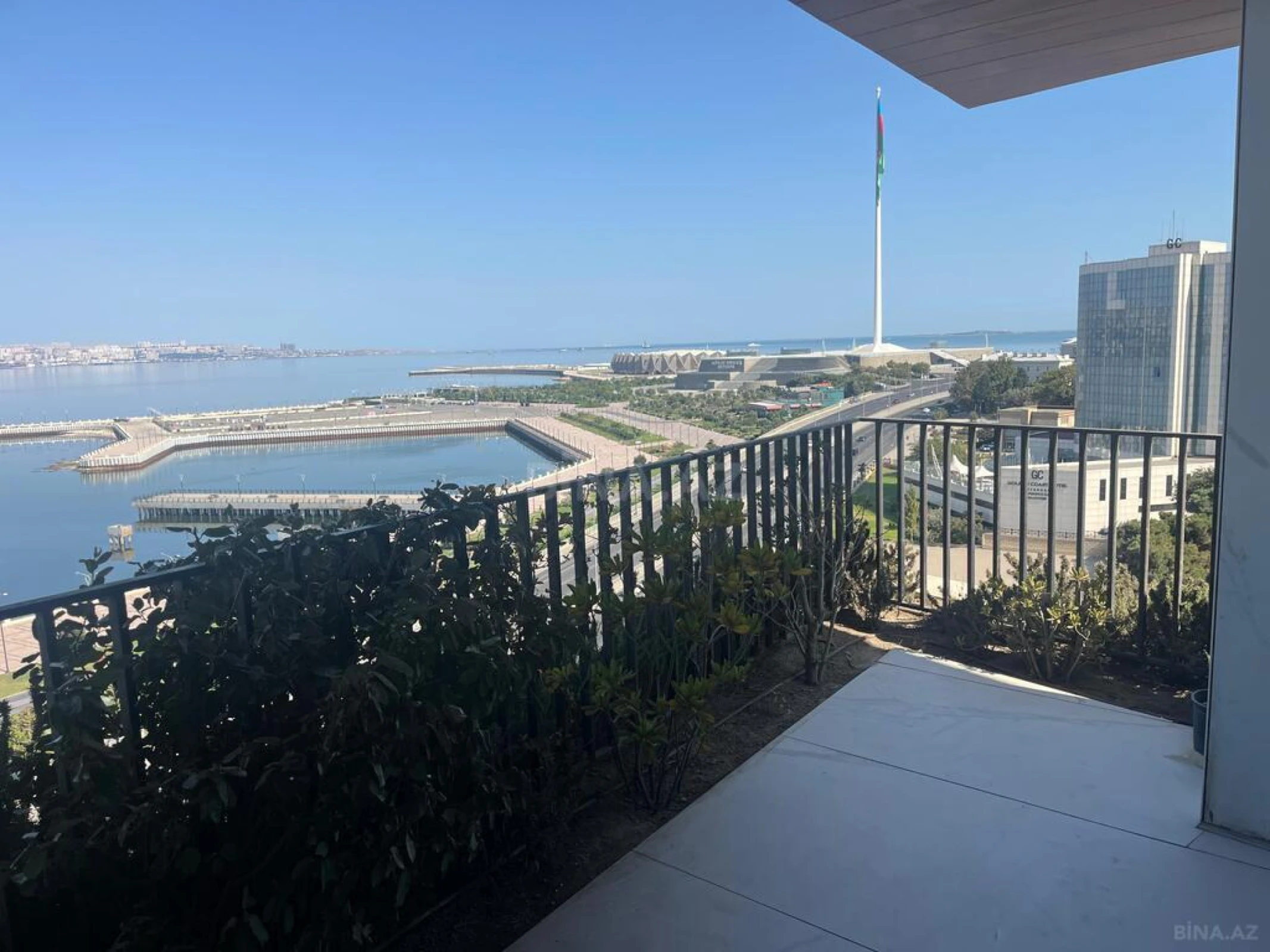 Satılır 4 otaqlı mənzil 377 m²