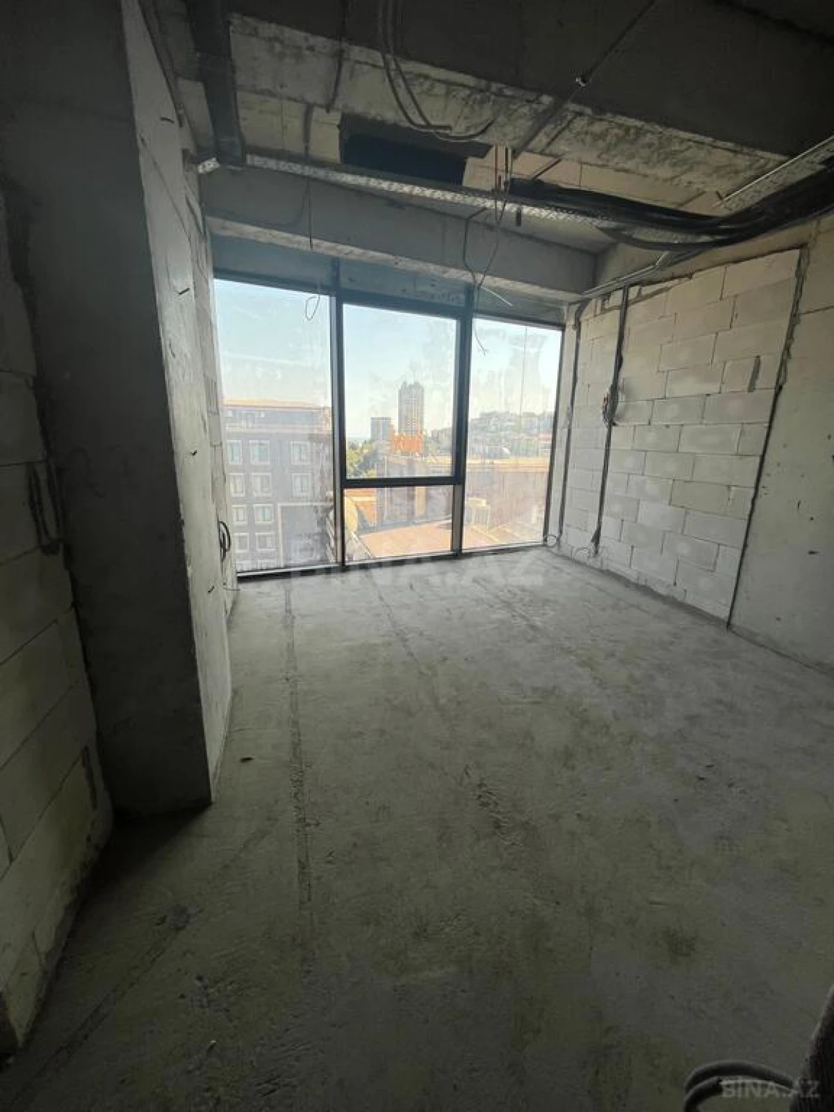 Satılır 4 otaqlı mənzil 377 m²
