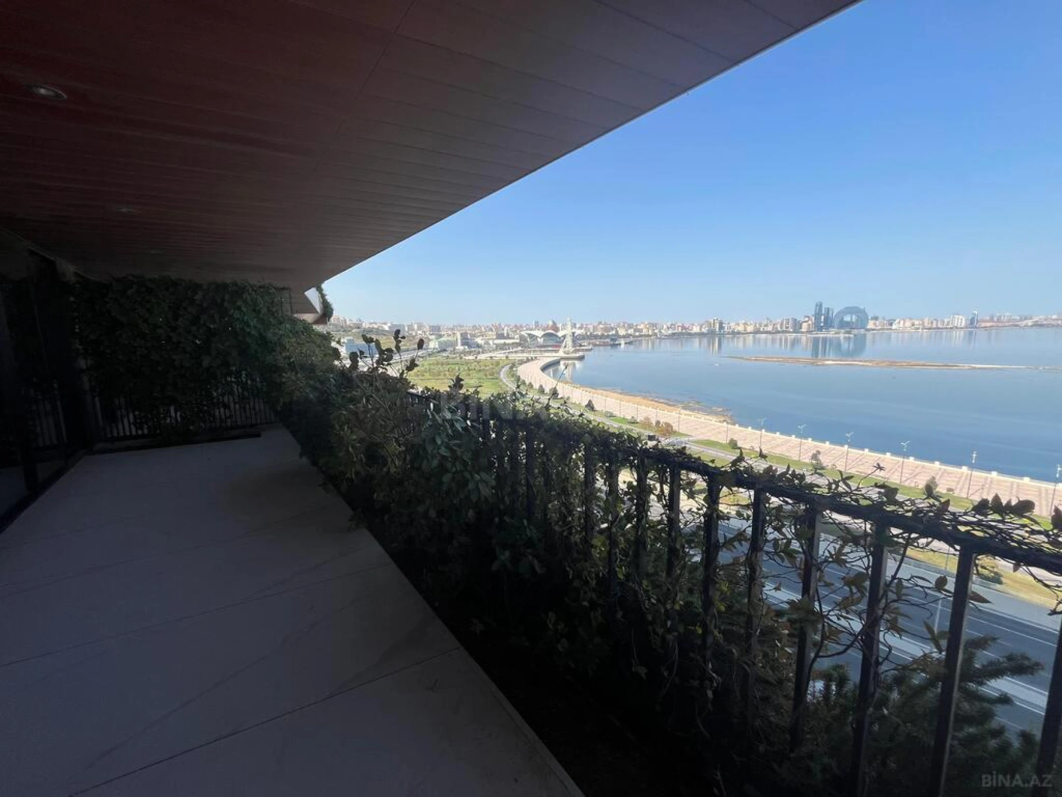 Satılır 4 otaqlı mənzil 377 m²