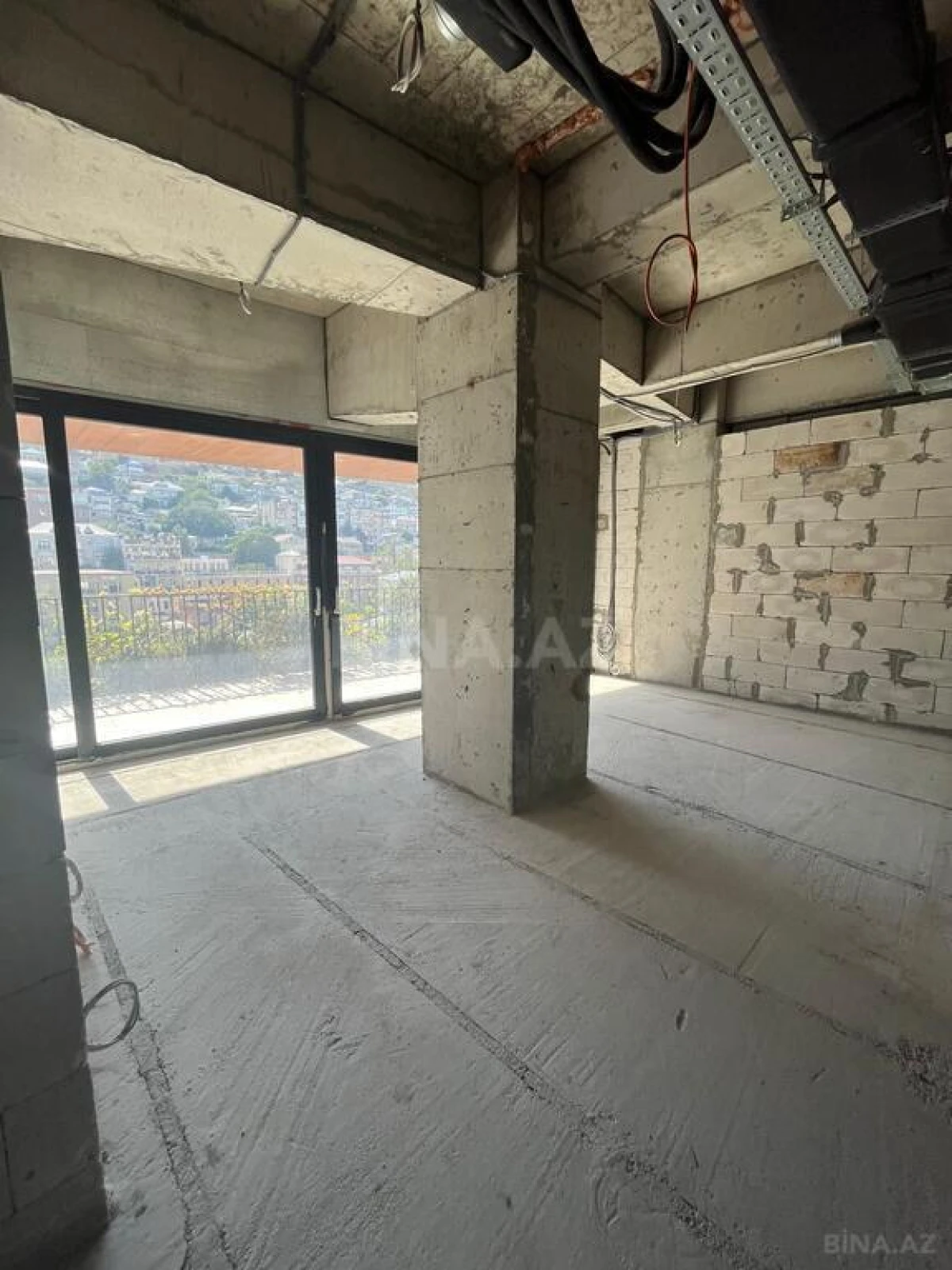 Satılır 4 otaqlı mənzil 377 m²