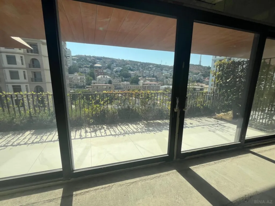 Satılır 4 otaqlı mənzil 377 m²