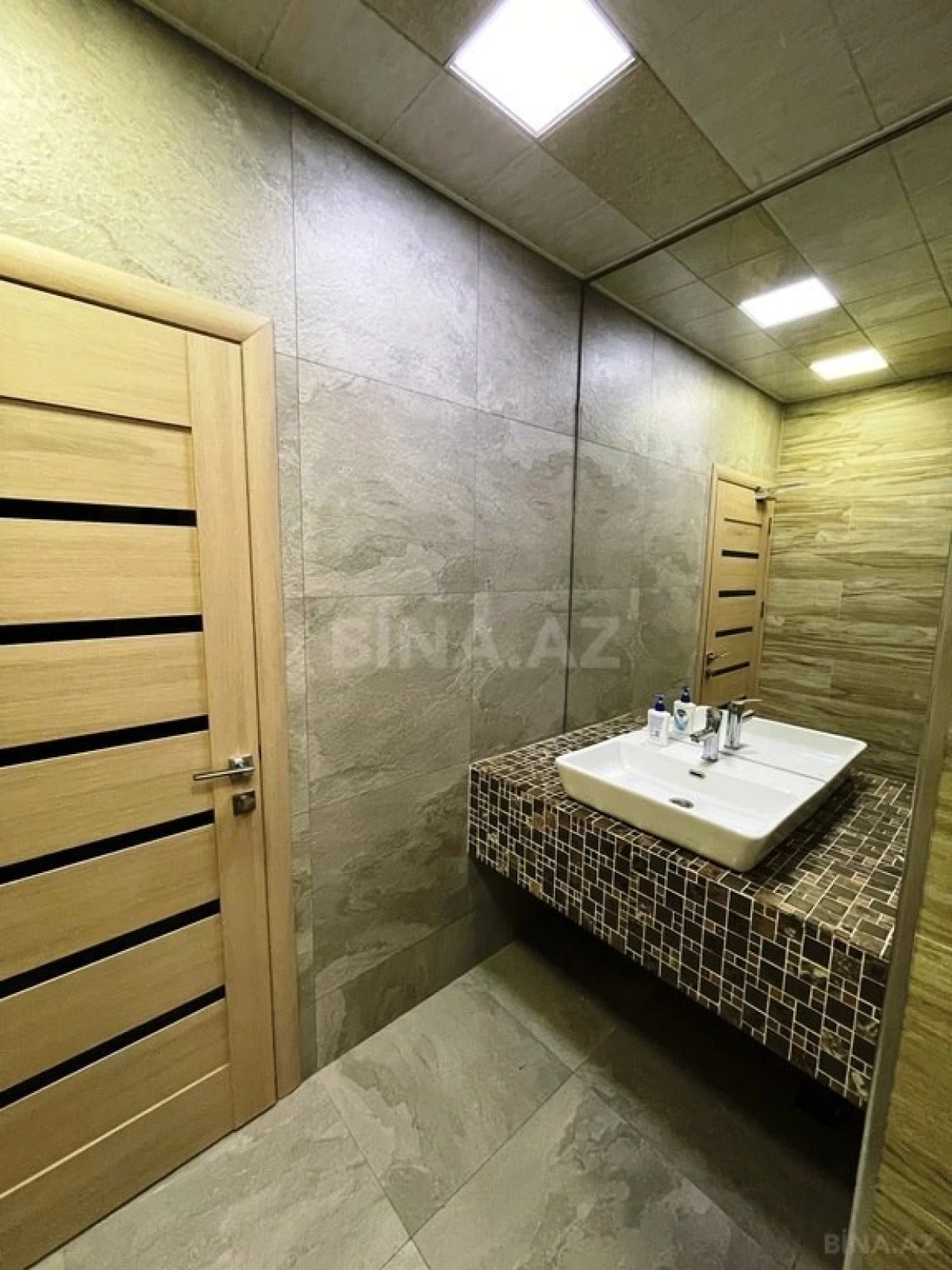 Kirayə verilir 20 otaqlı ofis 2000 m²