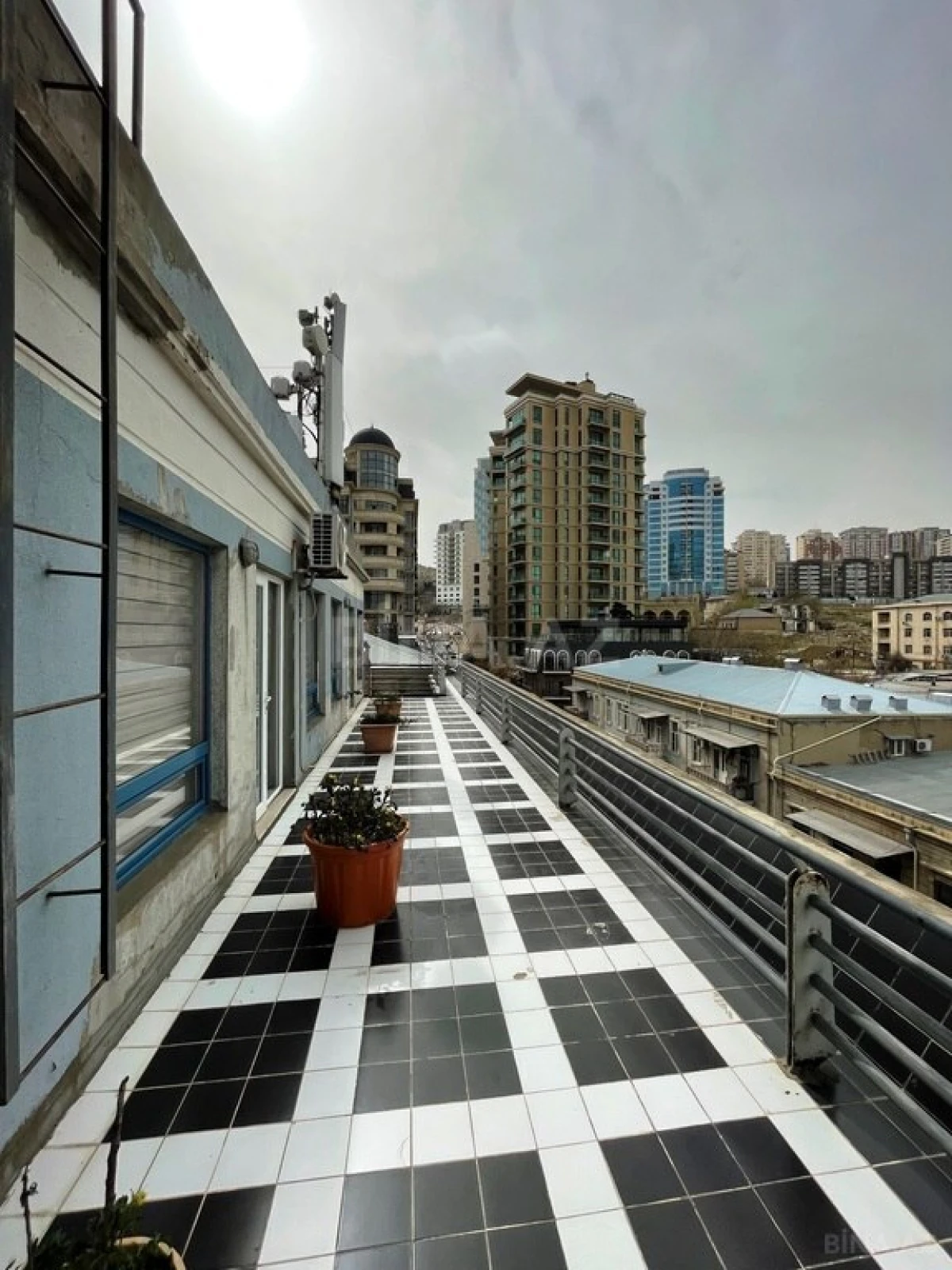 Kirayə verilir 20 otaqlı ofis 2000 m²