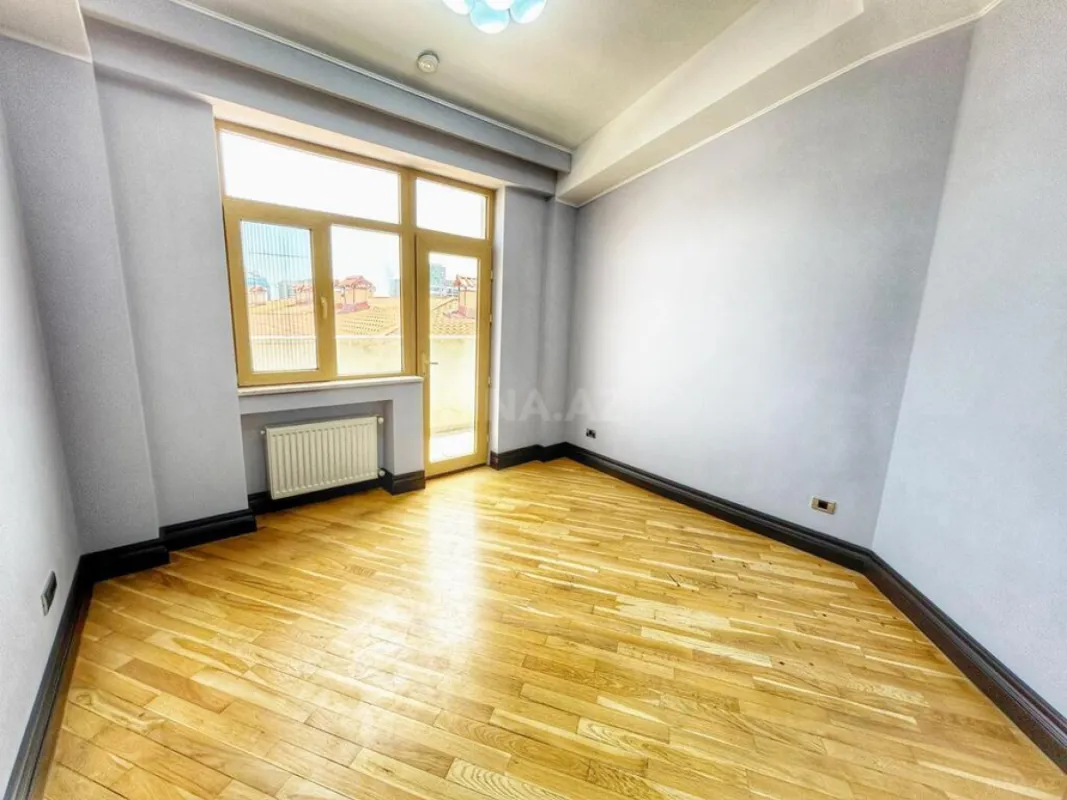 Satılır 3 otaqlı mənzil 200 m²