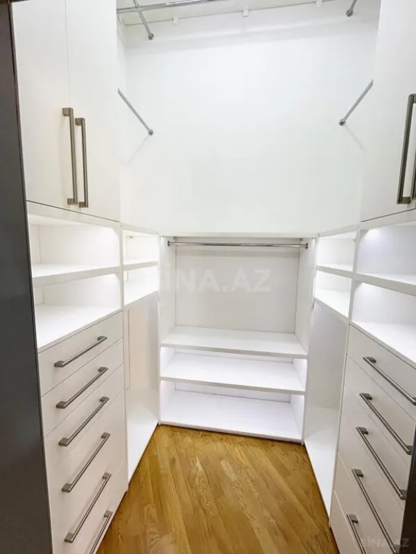 Satılır 3 otaqlı mənzil 200 m²
