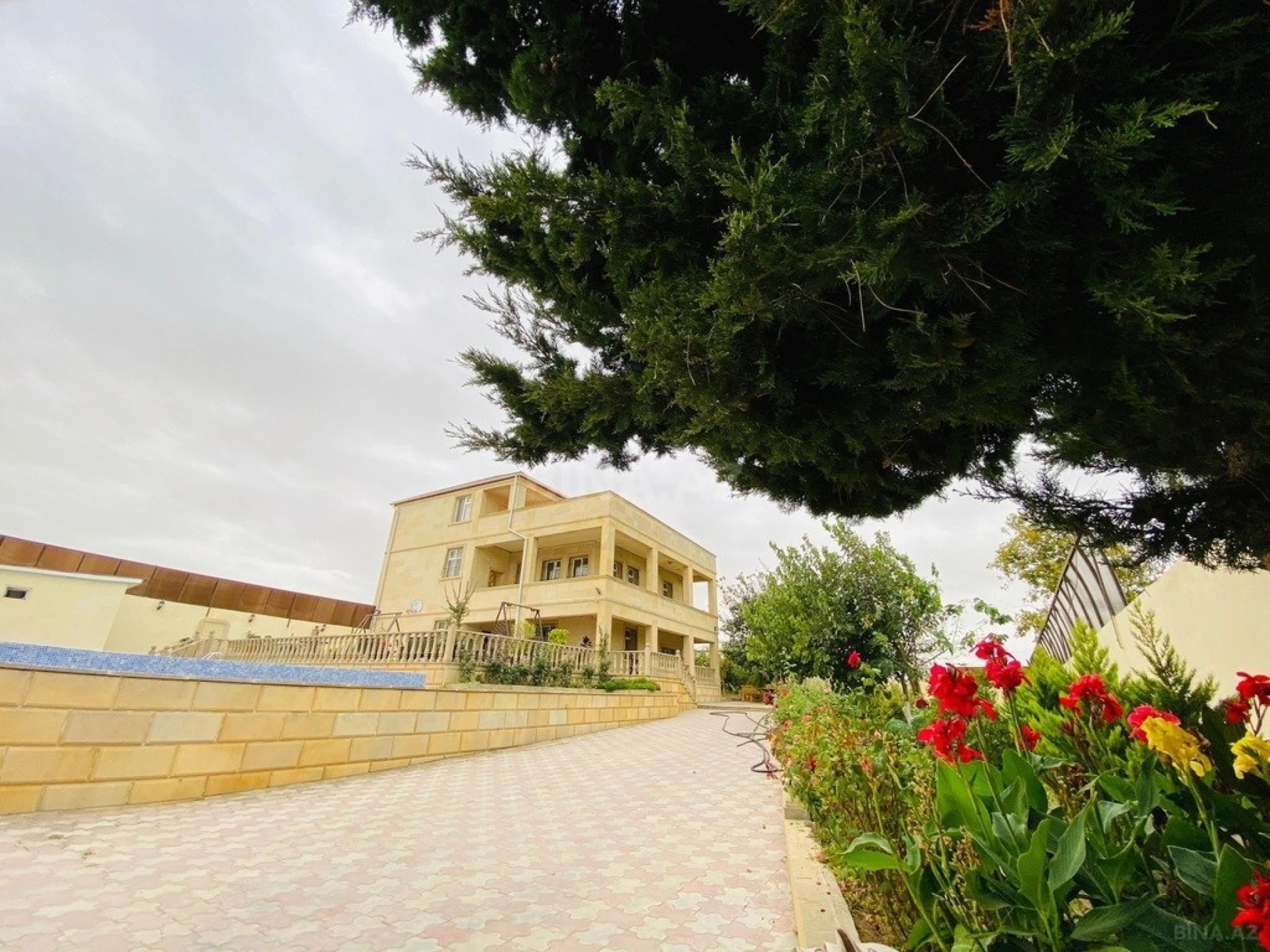 Satılır 6 otaqlı həyət evi 430 m²