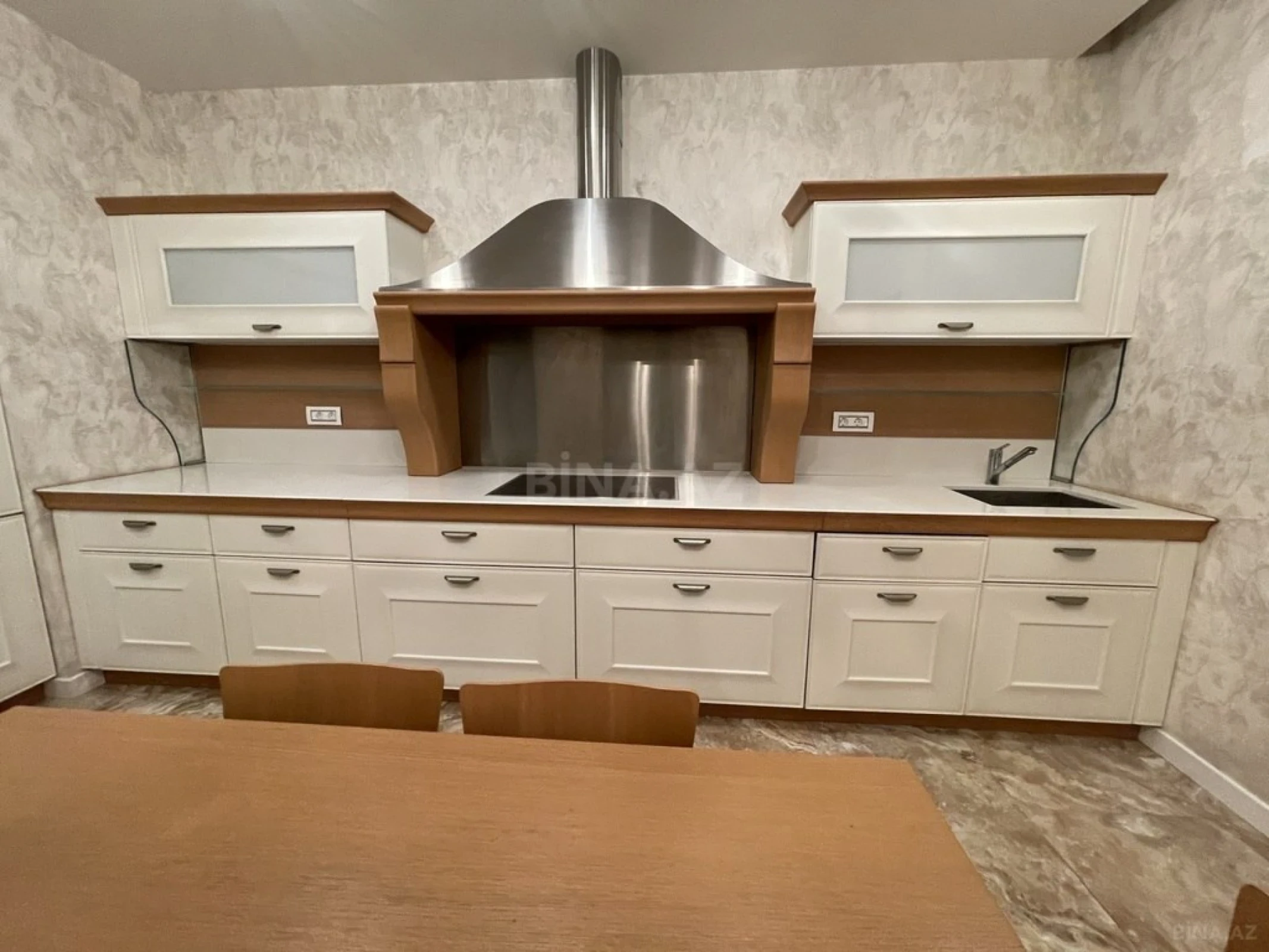 Kirayə verilir 4 otaqlı mənzil 223 m²