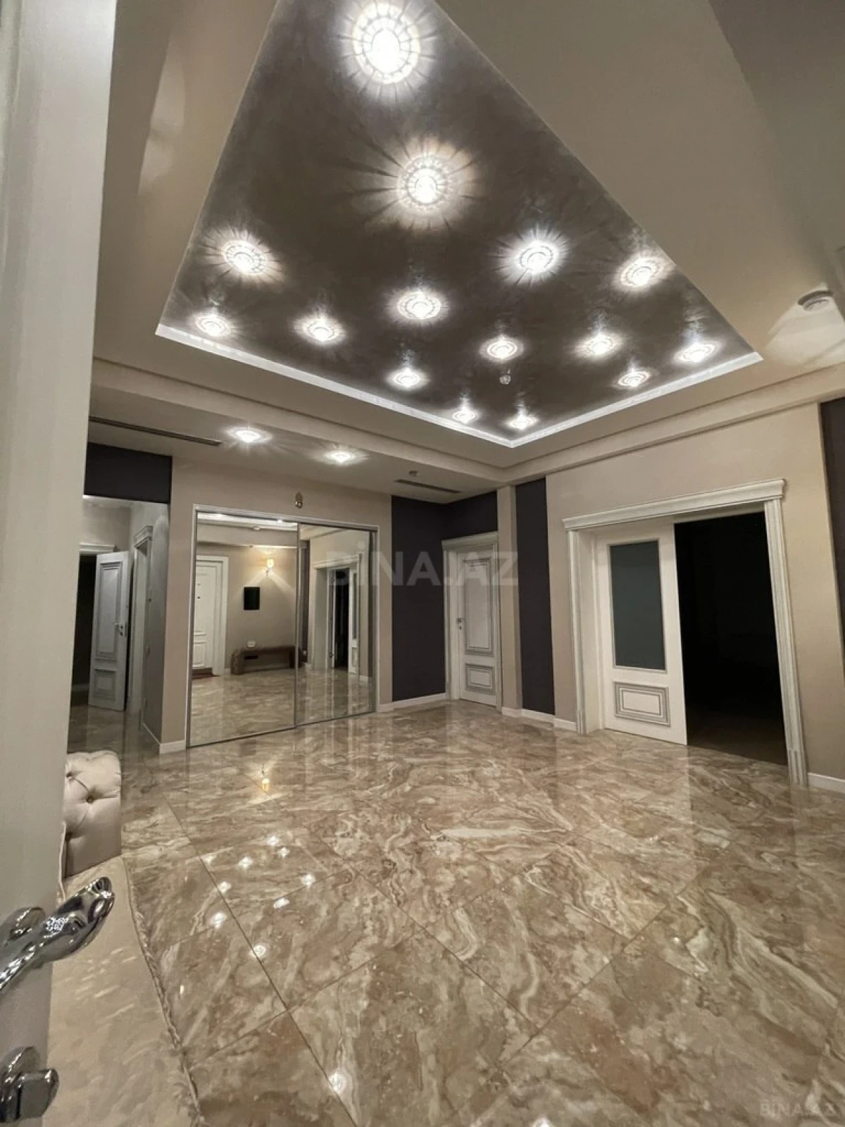 Kirayə verilir 4 otaqlı mənzil 223 m²