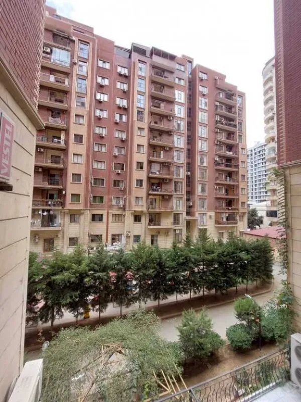 Satılır 5 otaqlı mənzil 227 m²