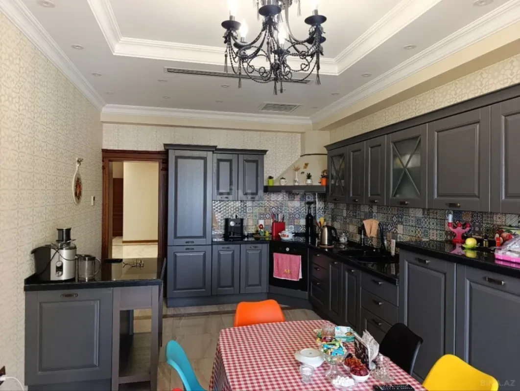 Kirayə verilir 4 otaqlı mənzil 190 m²