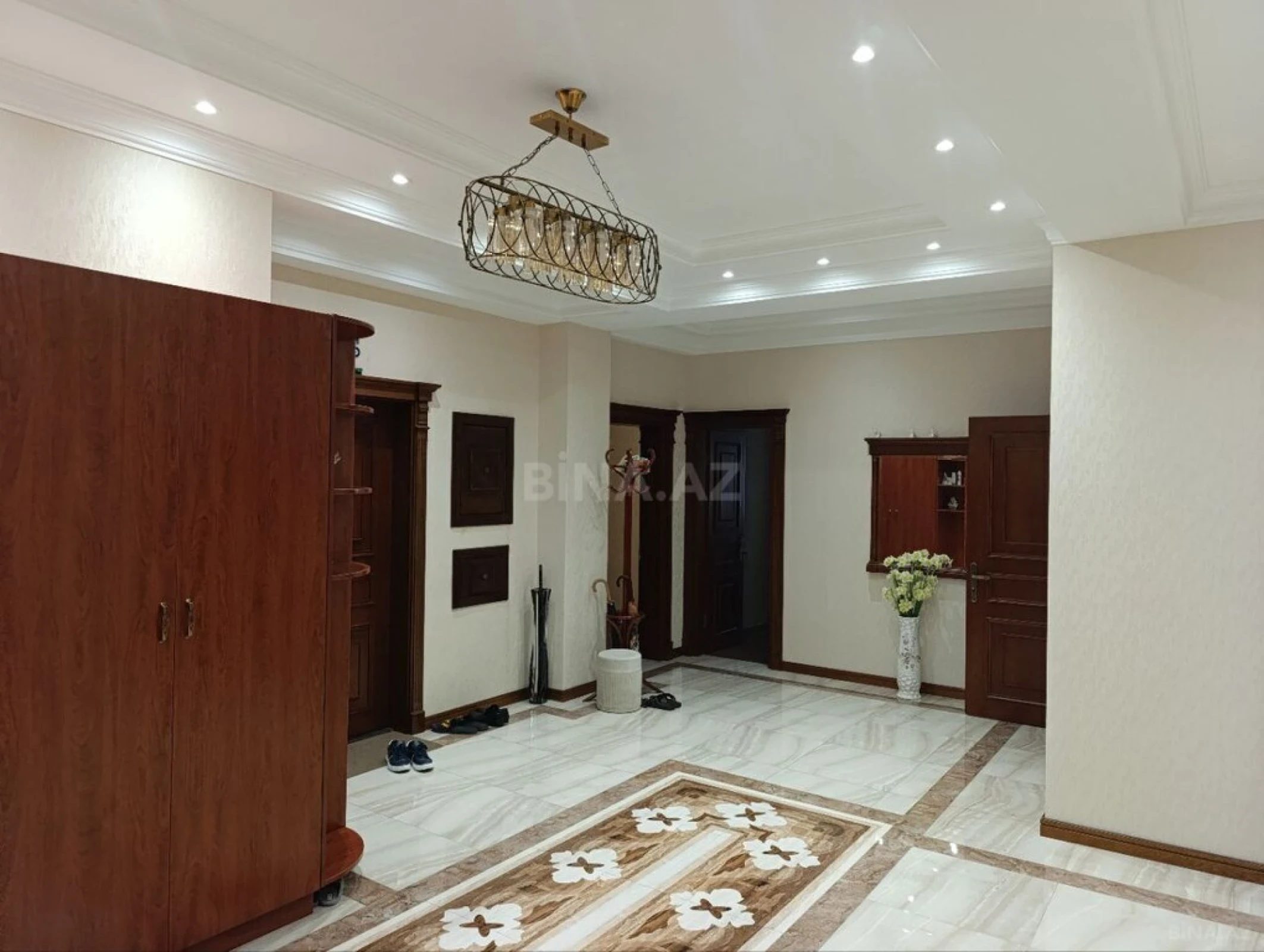 Kirayə verilir 4 otaqlı mənzil 190 m²