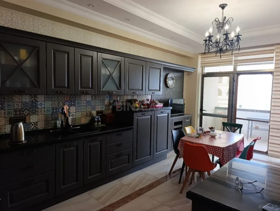 Kirayə verilir 4 otaqlı mənzil 190 m²