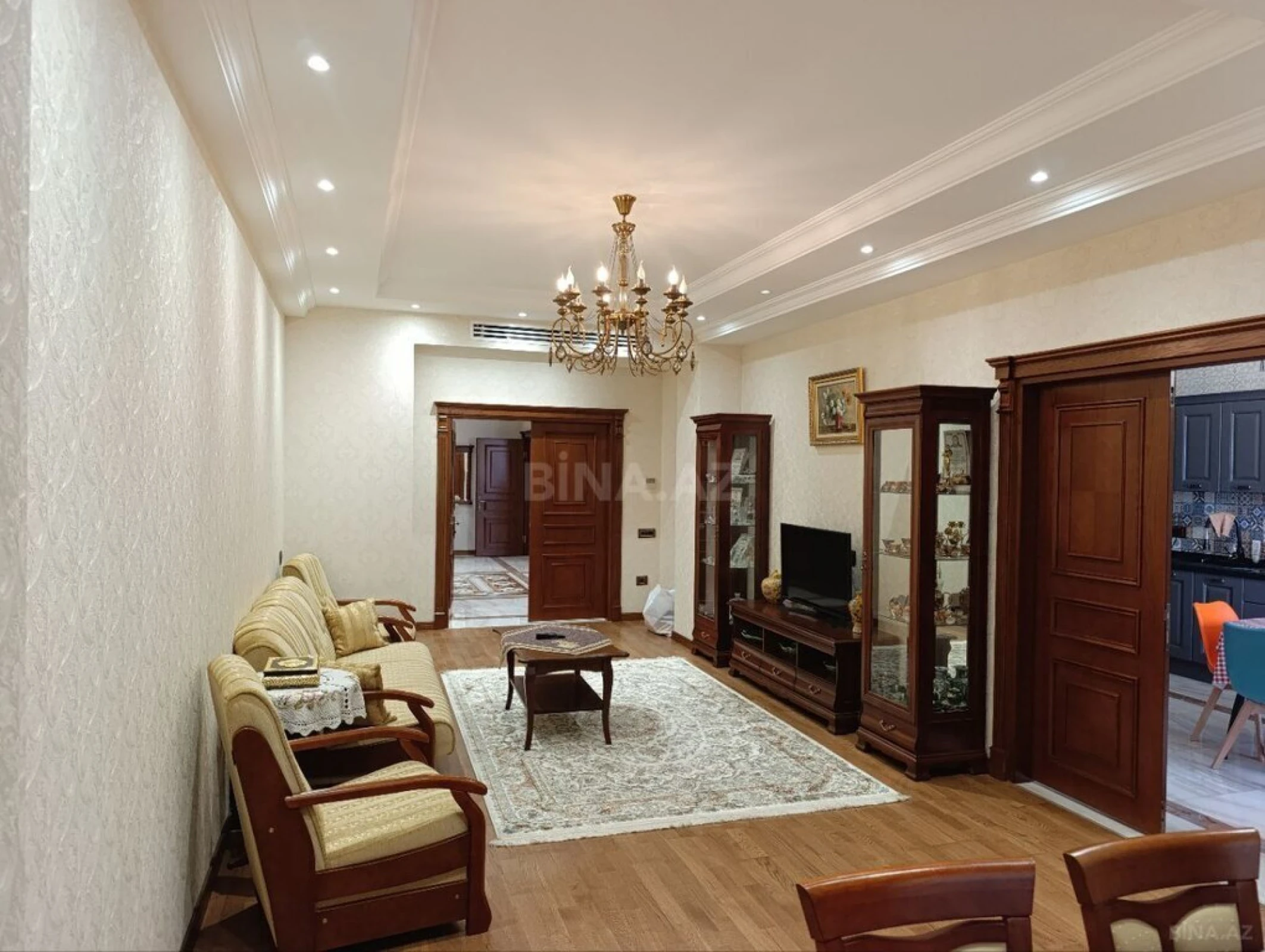 Kirayə verilir 4 otaqlı mənzil 190 m²