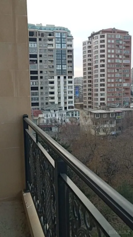 Satılır 3 otaqlı mənzil 146 m²