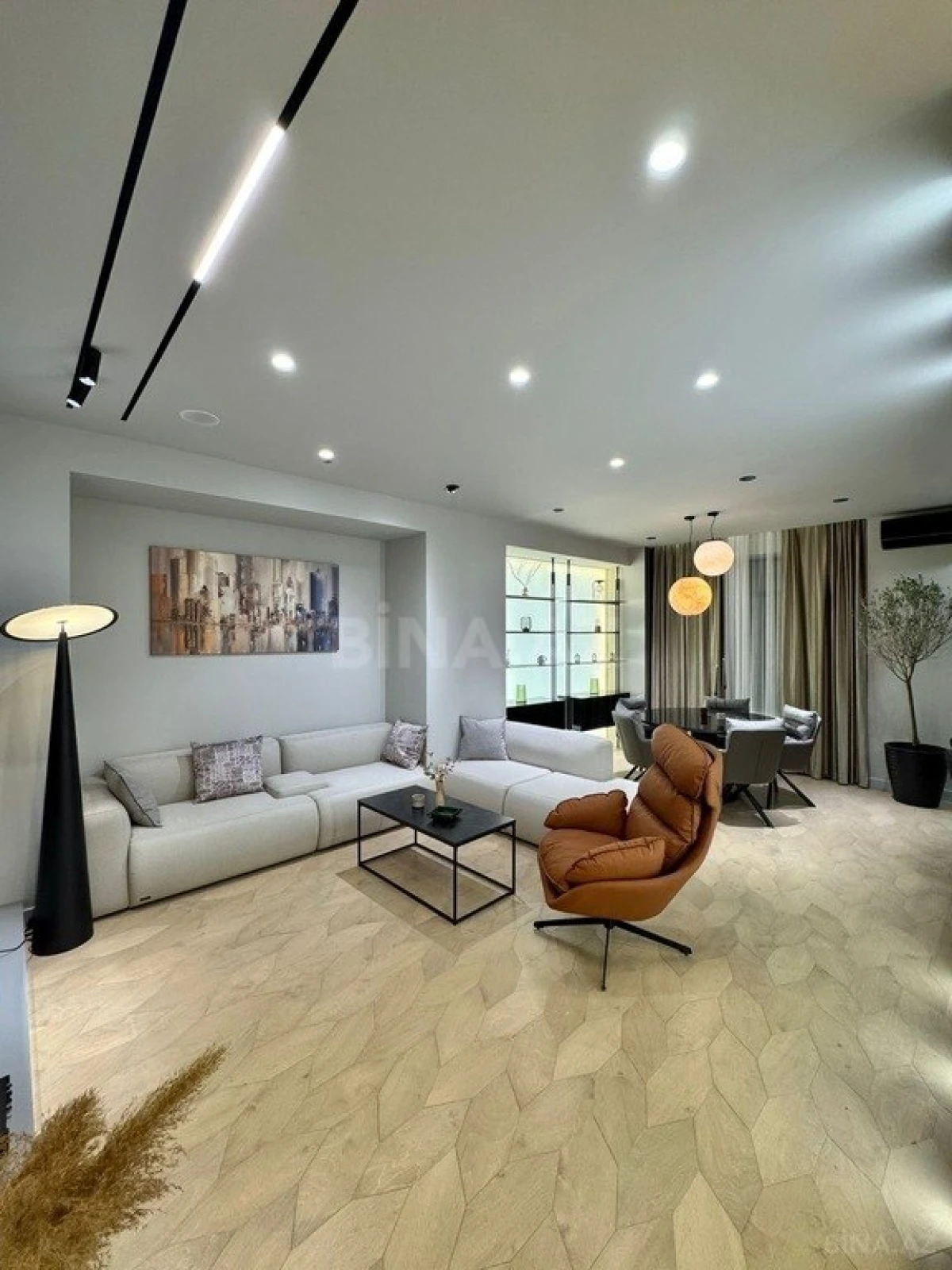 Satılır 3 otaqlı mənzil 148 m²