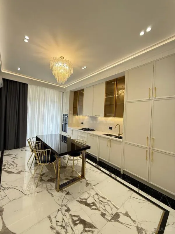 Satılır 4 otaqlı mənzil 155 m²