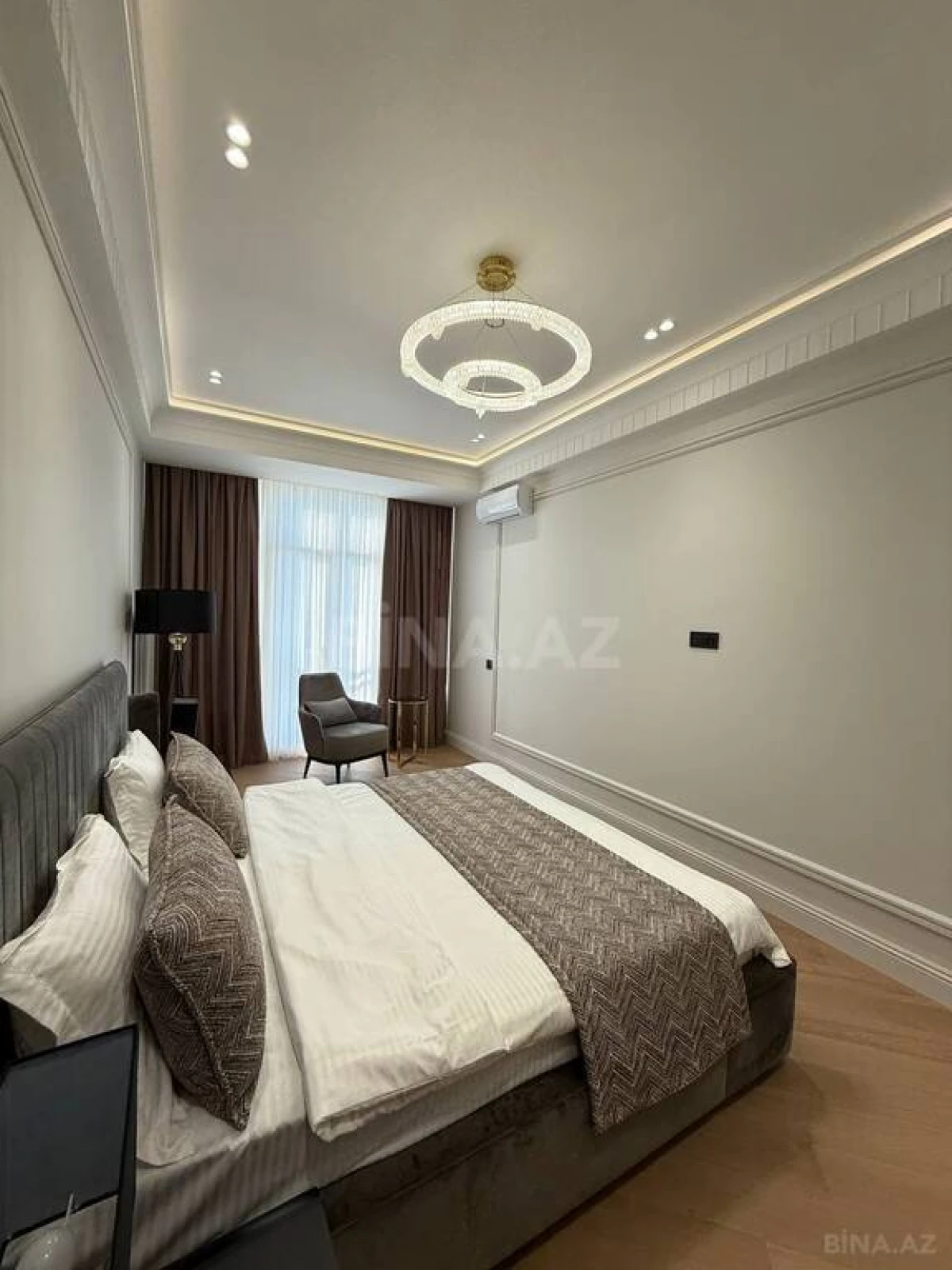 Satılır 4 otaqlı mənzil 155 m²