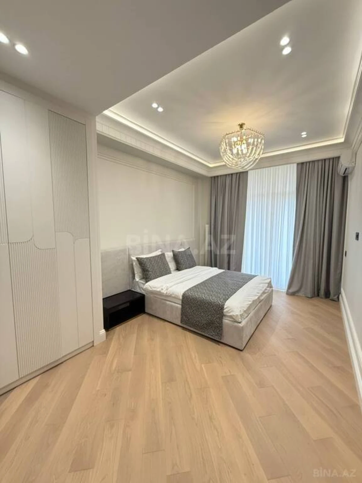 Satılır 4 otaqlı mənzil 155 m²