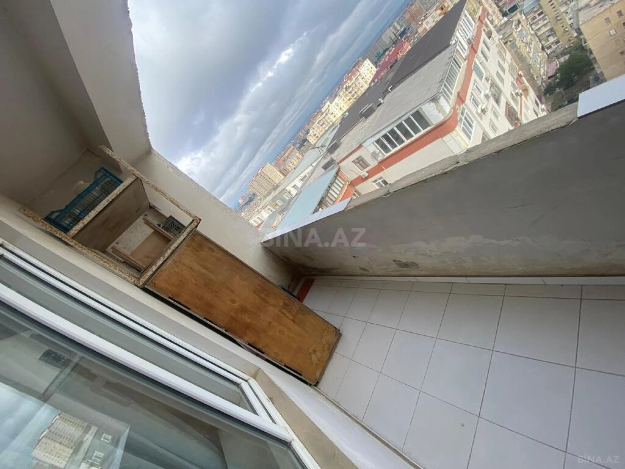 Satılır 2 otaqlı mənzil 104 m²