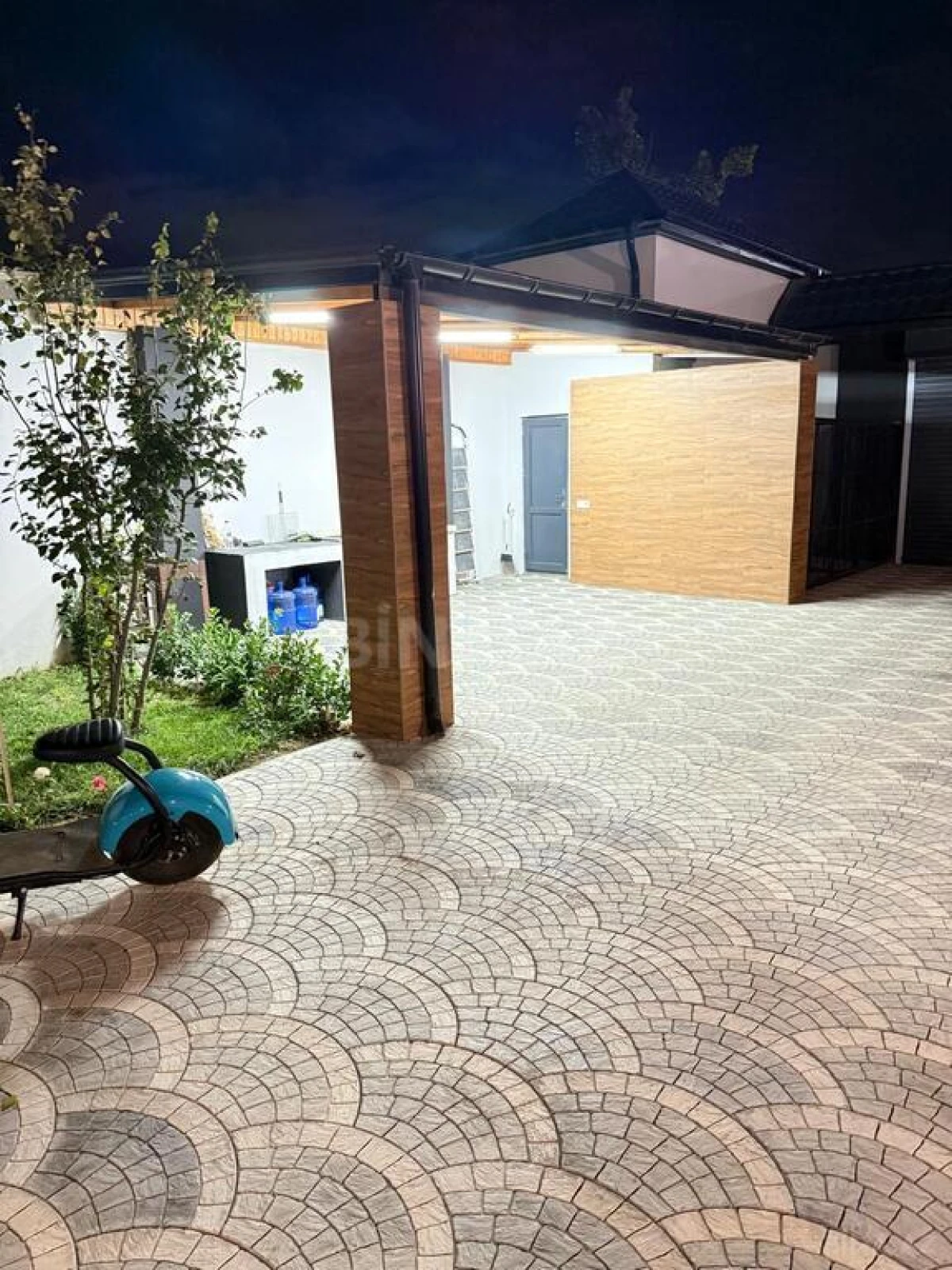 Satılır 9 otaqlı həyət evi 325 m²