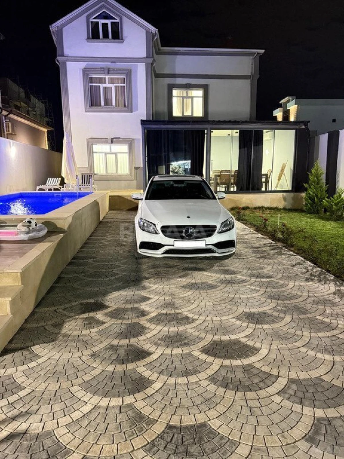 Satılır 9 otaqlı həyət evi 325 m²