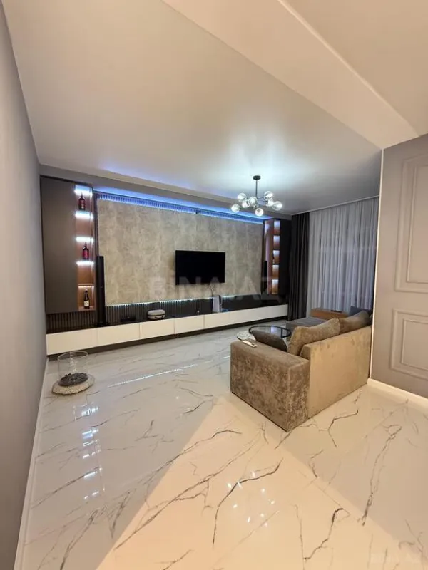 Satılır 9 otaqlı həyət evi 325 m²