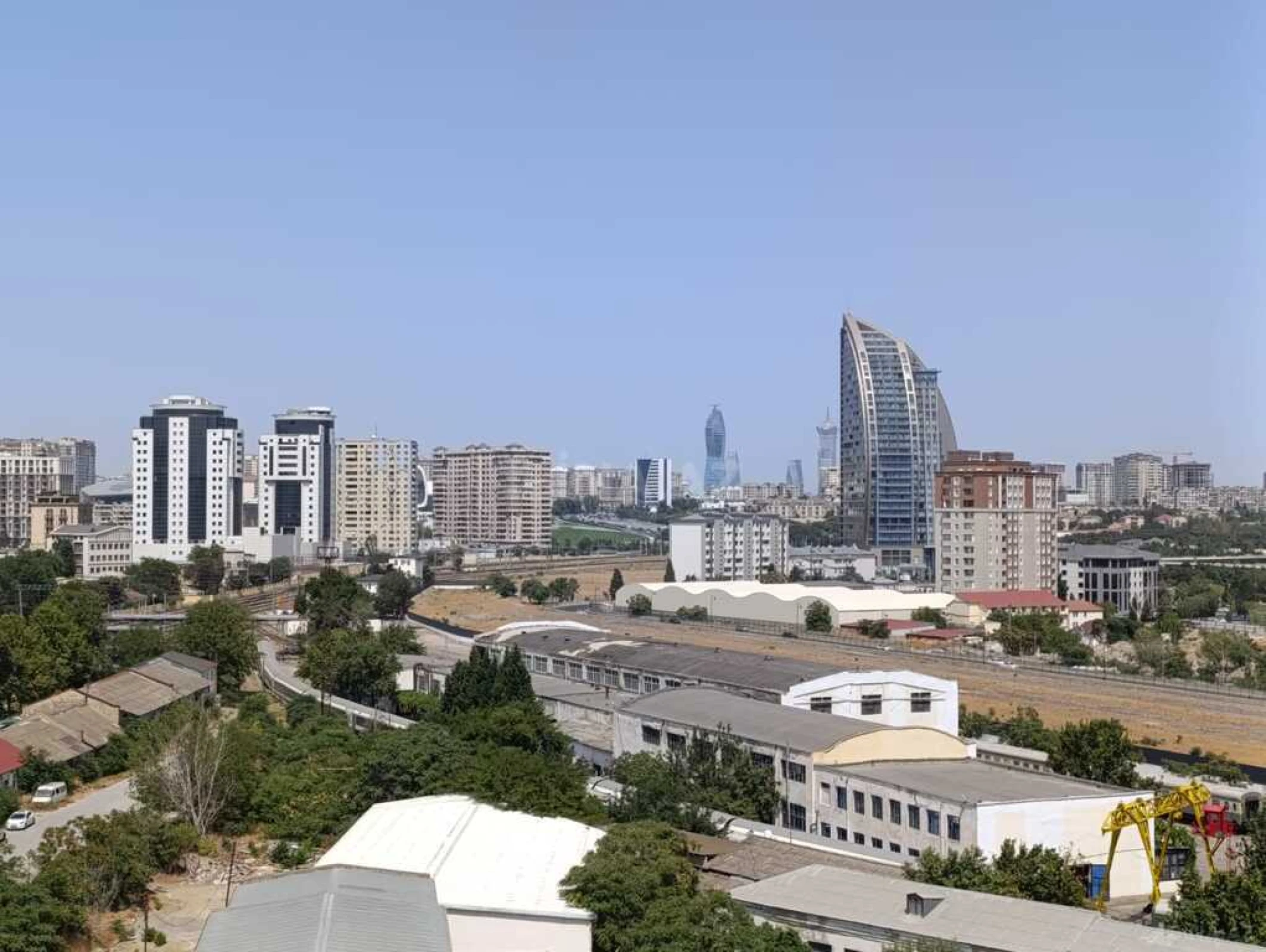 Satılır 4 otaqlı mənzil 182 m²