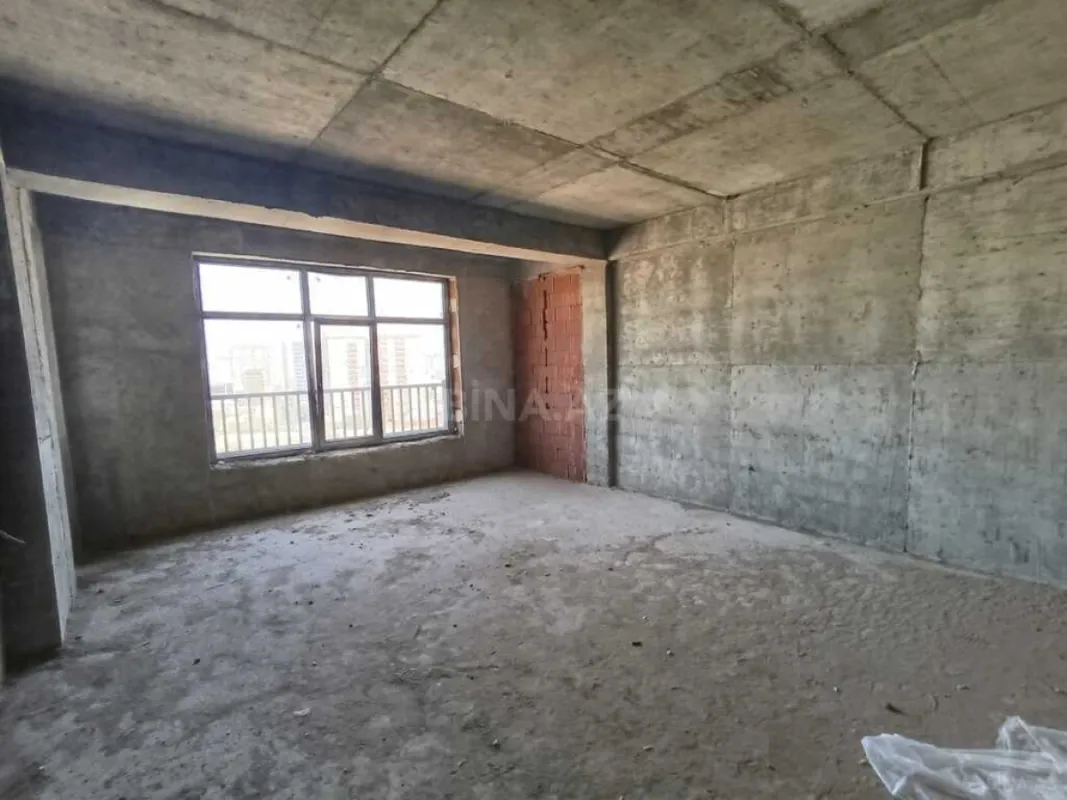 Satılır 4 otaqlı mənzil 182 m²