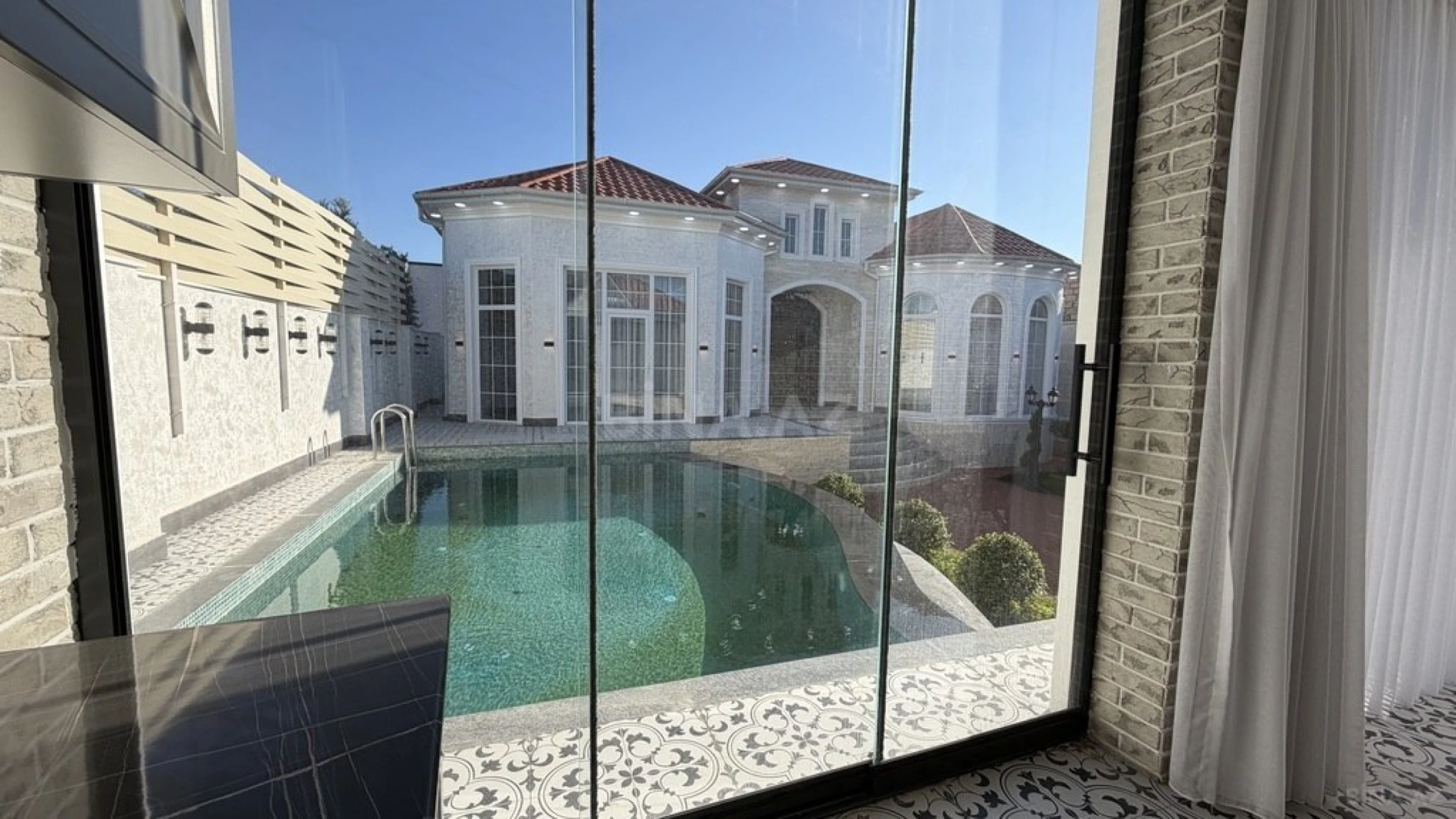 Satılır 5 otaqlı həyət evi 200 m²