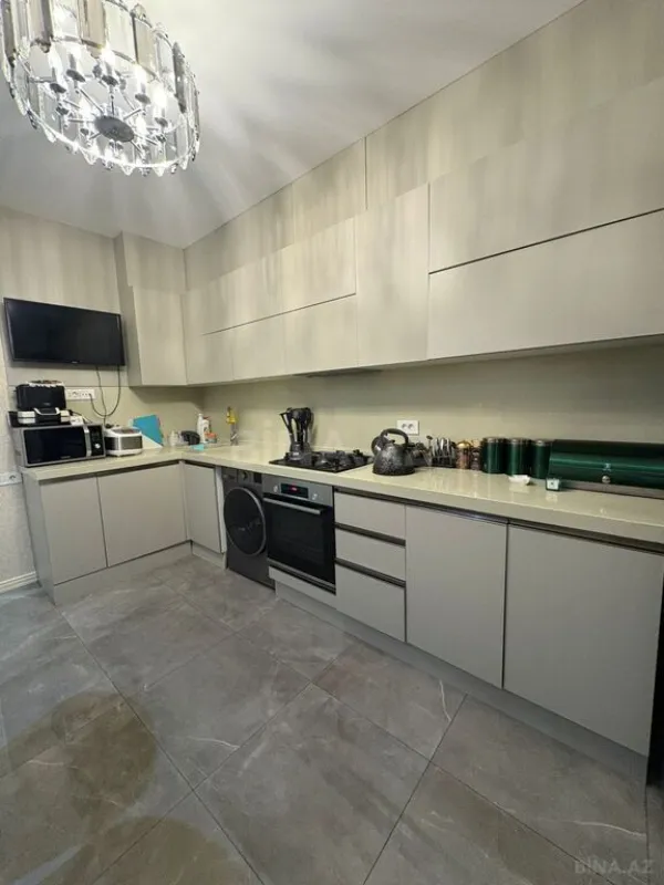 Satılır 4 otaqlı mənzil 147 m²