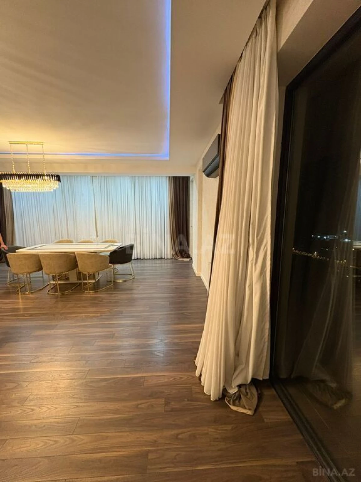 Satılır 4 otaqlı mənzil 147 m²
