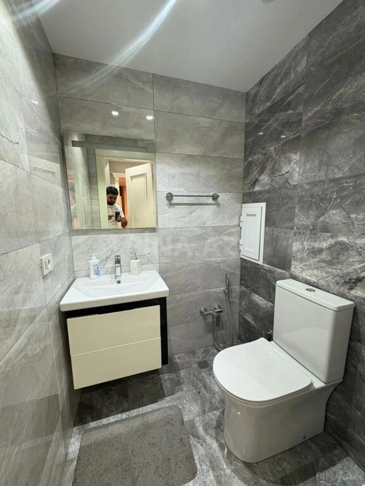 Satılır 4 otaqlı mənzil 147 m²