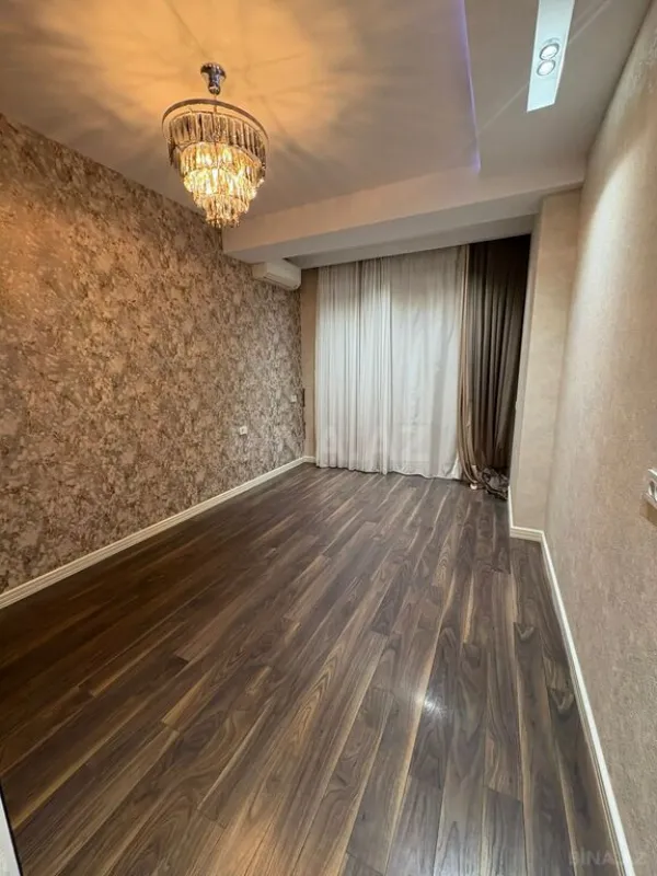 Satılır 4 otaqlı mənzil 147 m²