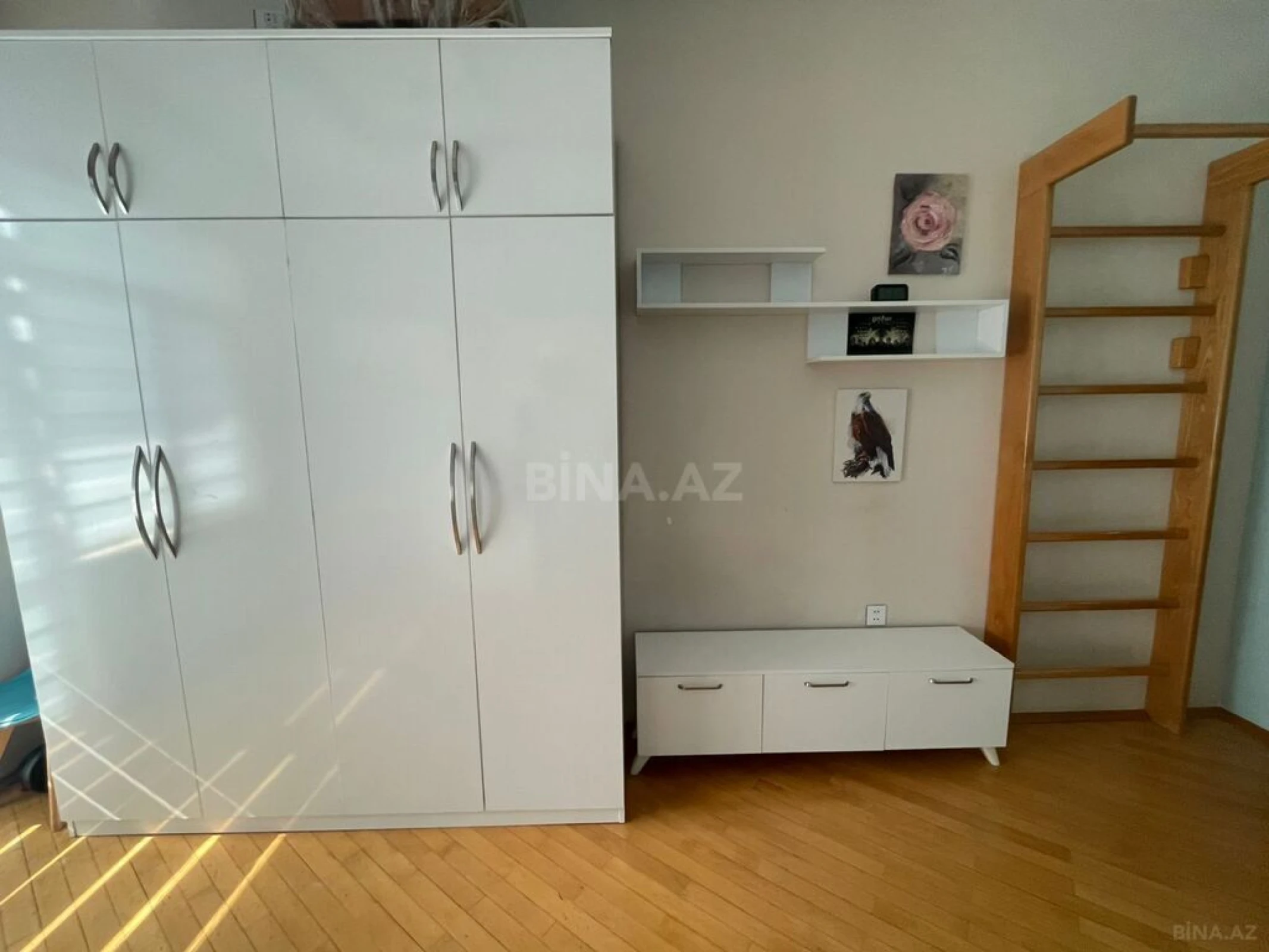 Satılır 3 otaqlı mənzil 137 m²