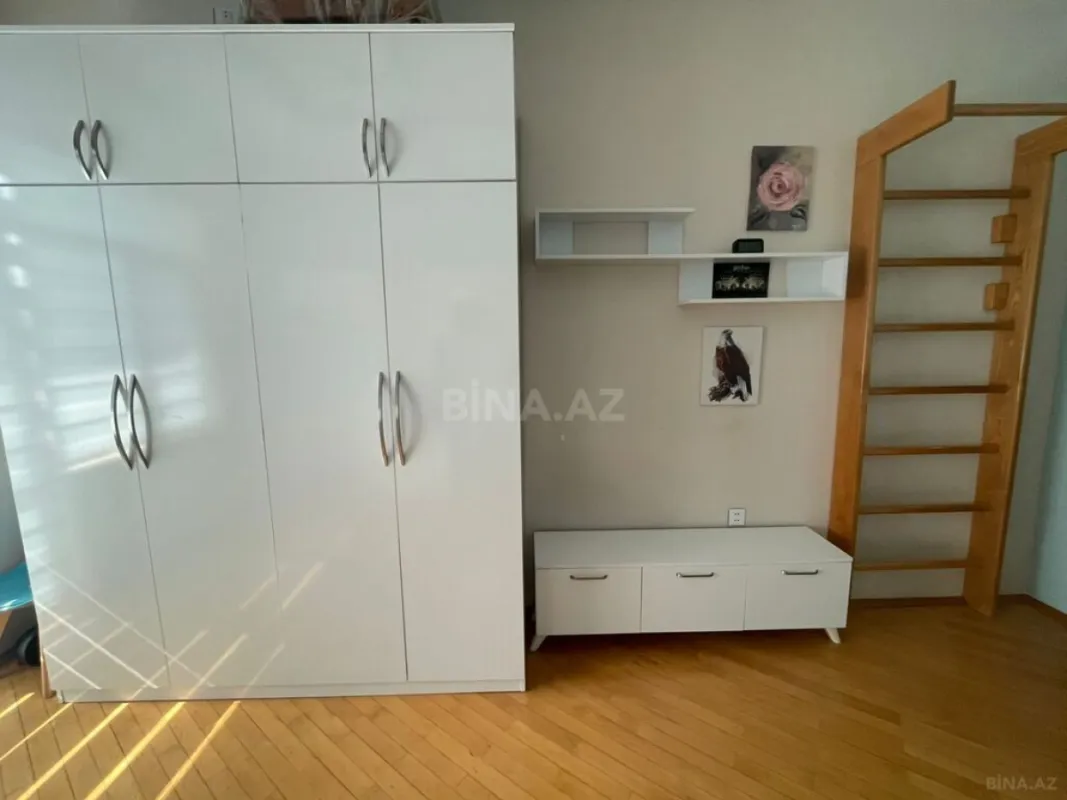 Satılır 3 otaqlı mənzil 137 m²