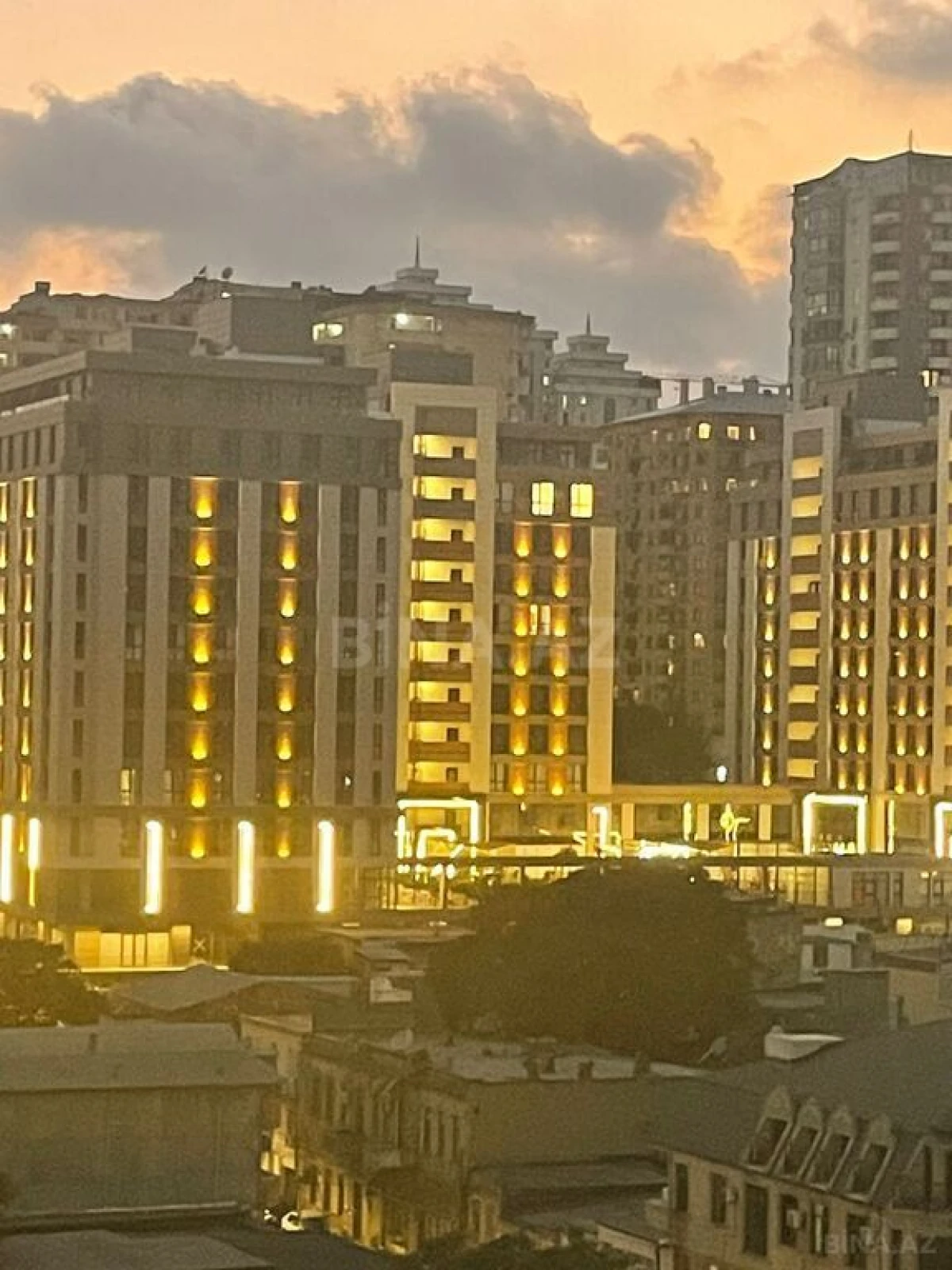 Satılır 3 otaqlı mənzil 137 m²