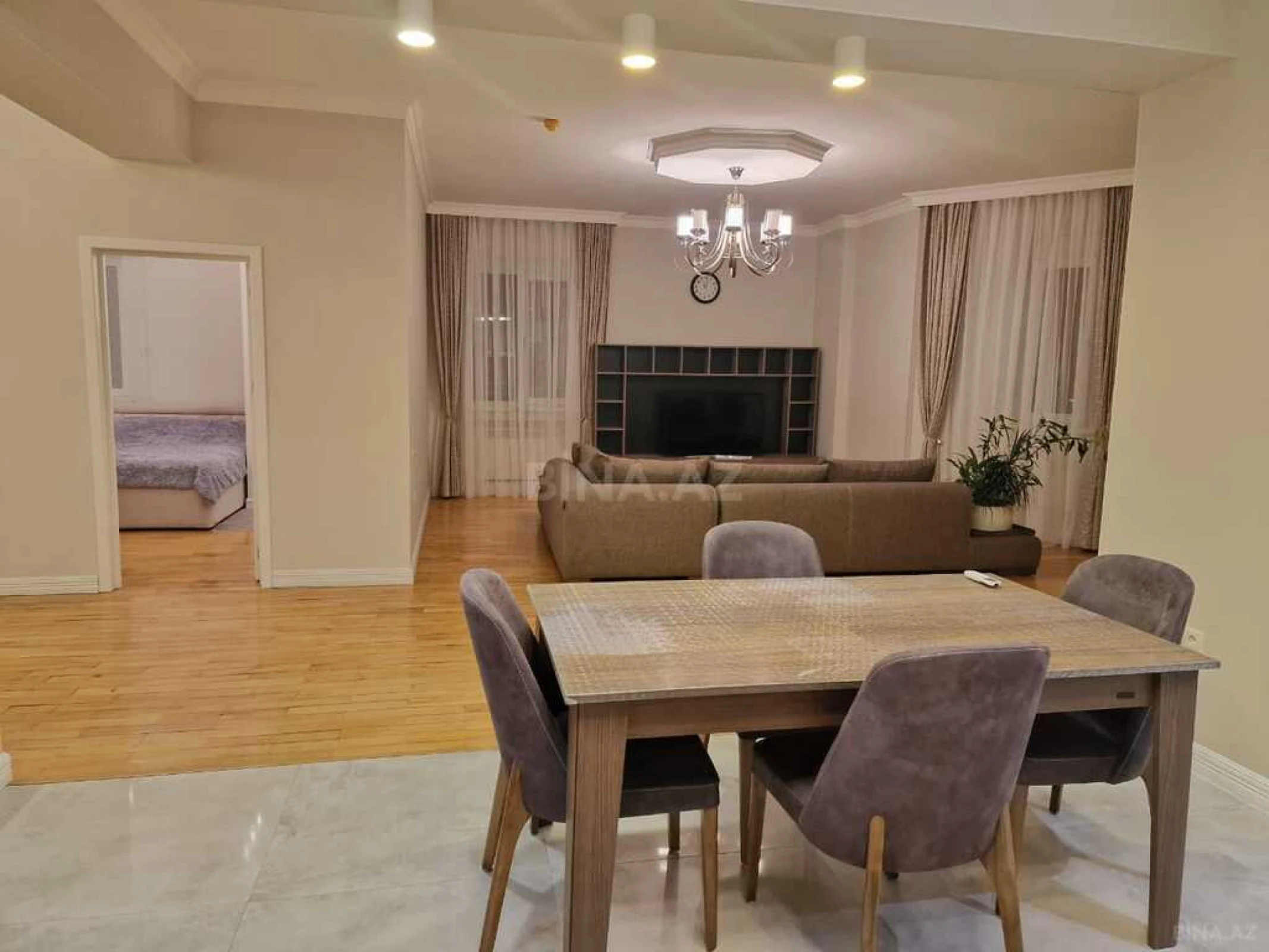 Kirayə verilir 3 otaqlı mənzil 150 m²