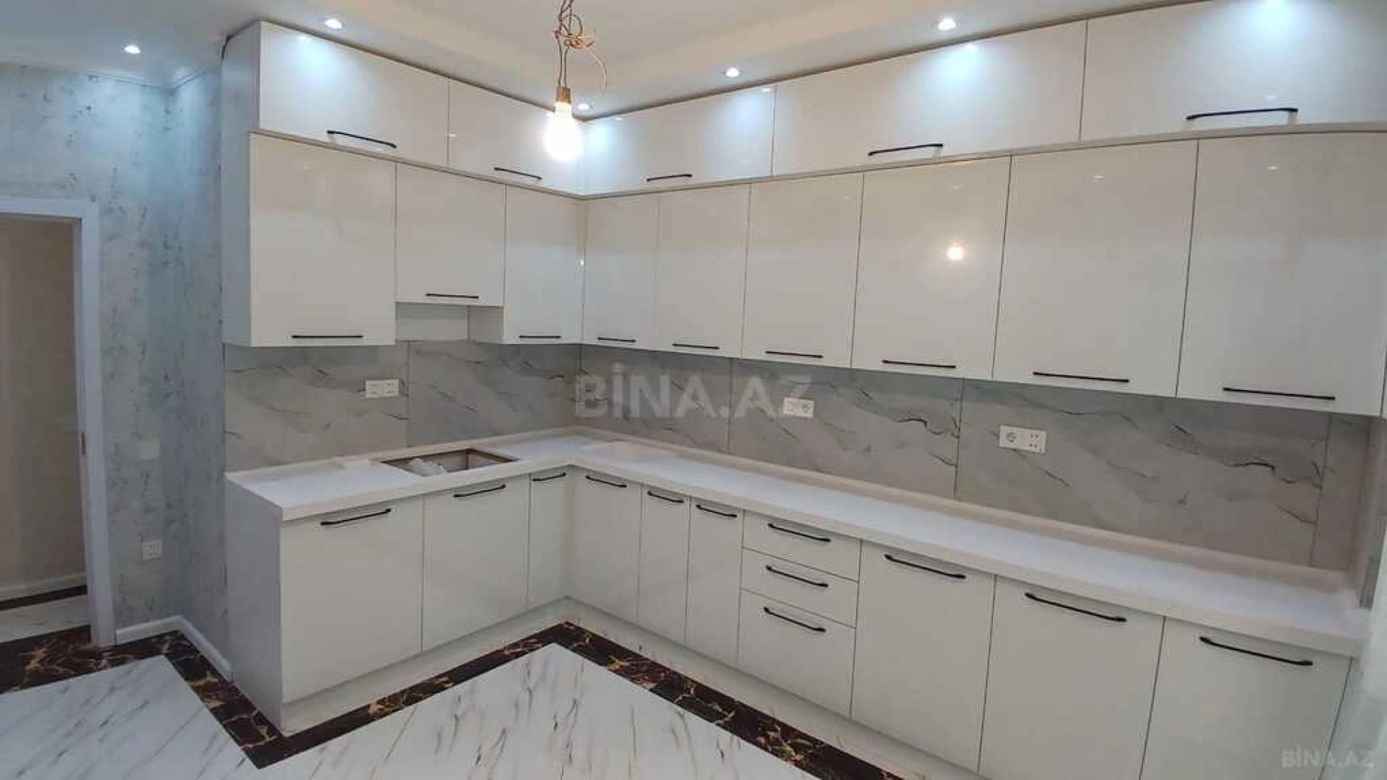 Satılır 4 otaqlı mənzil 178 m²