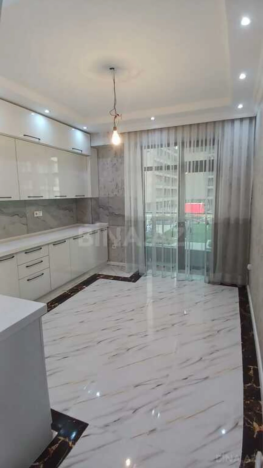 Satılır 4 otaqlı mənzil 178 m²