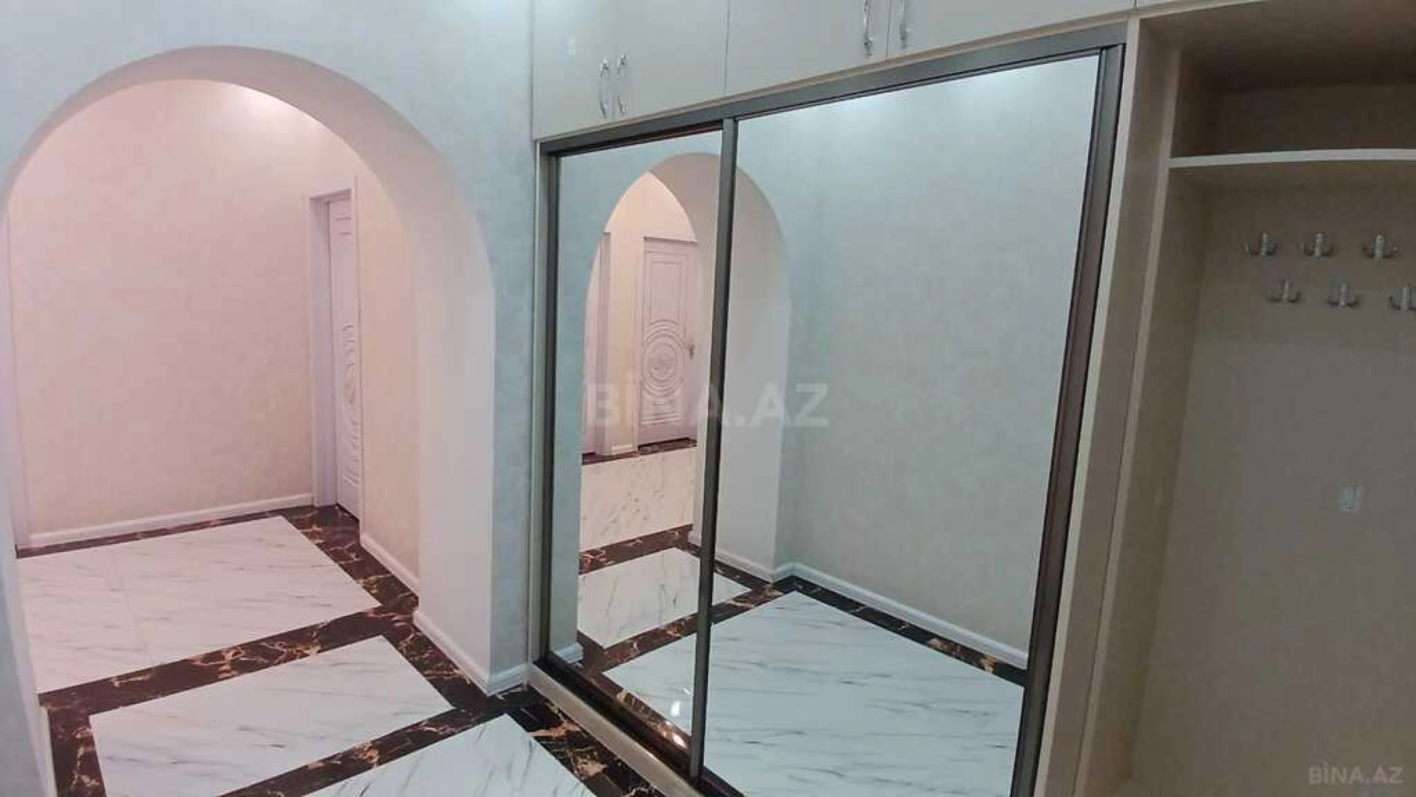 Satılır 4 otaqlı mənzil 178 m²