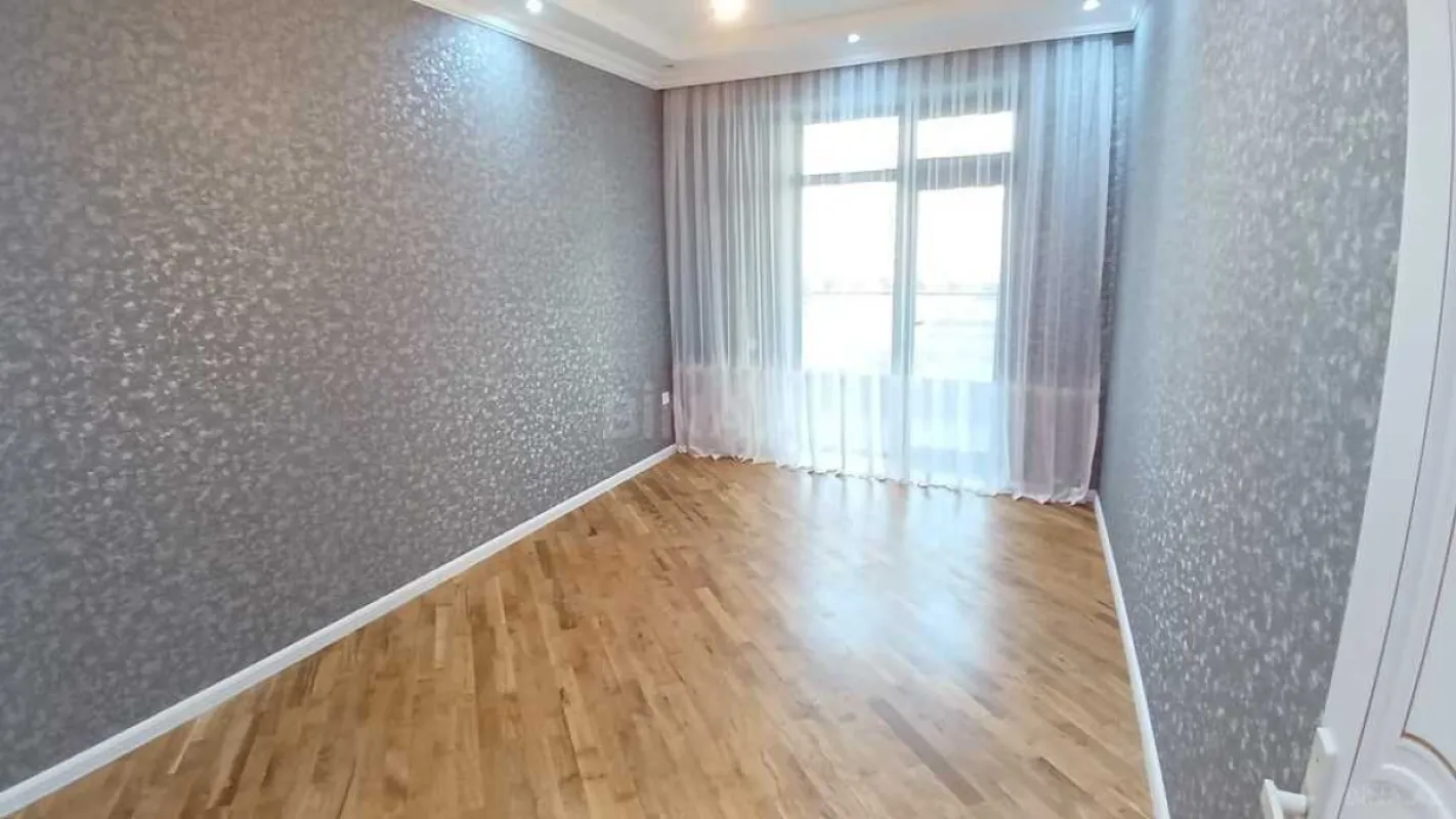 Satılır 4 otaqlı mənzil 178 m²