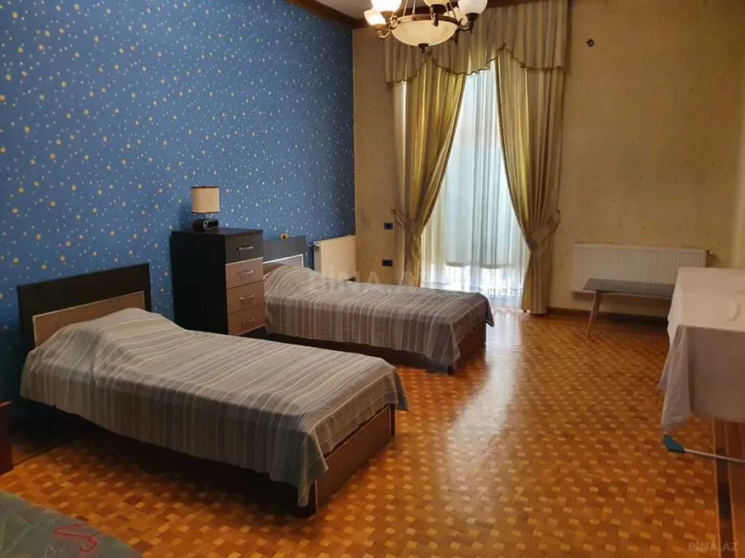 Satılır 4 otaqlı mənzil 200 m²