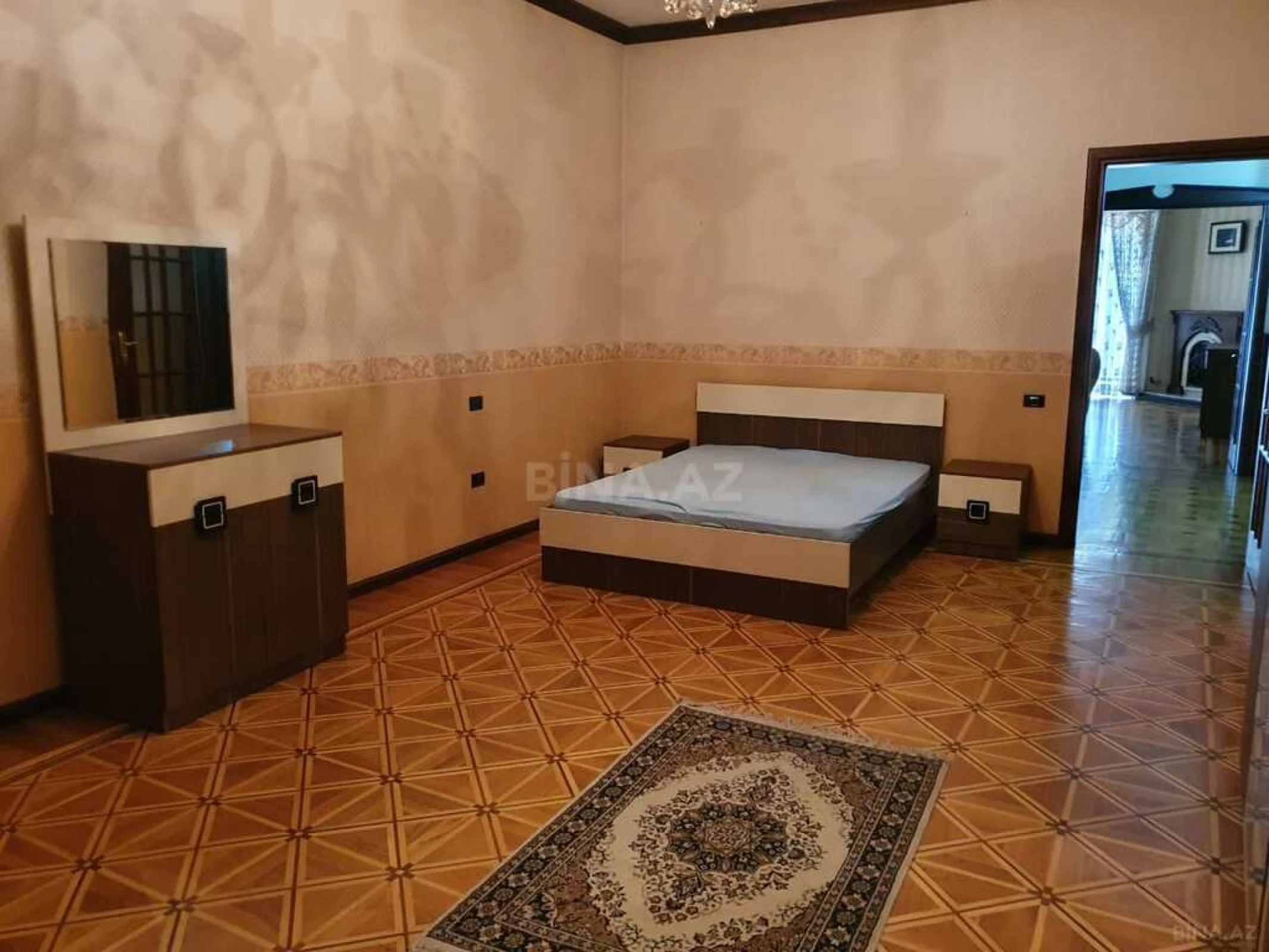 Satılır 4 otaqlı mənzil 200 m²