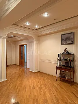 Satılır 4 otaqlı mənzil 300 m²