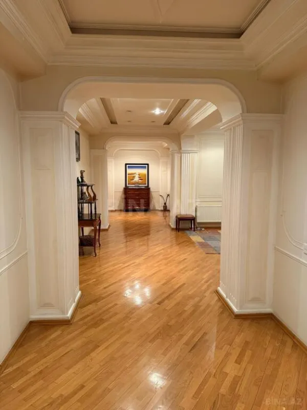 Satılır 4 otaqlı mənzil 300 m²