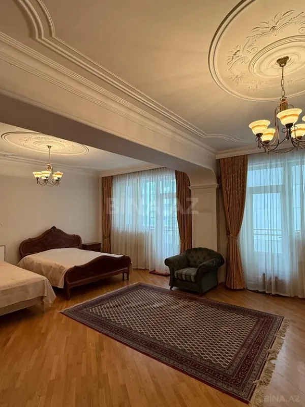 Satılır 4 otaqlı mənzil 300 m²