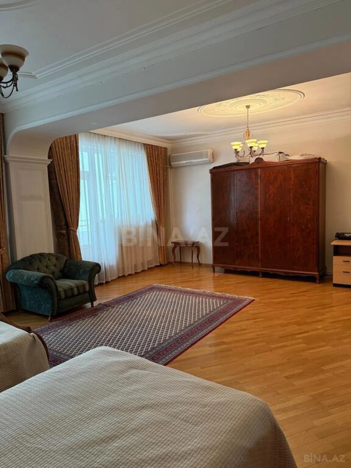 Satılır 4 otaqlı mənzil 300 m²