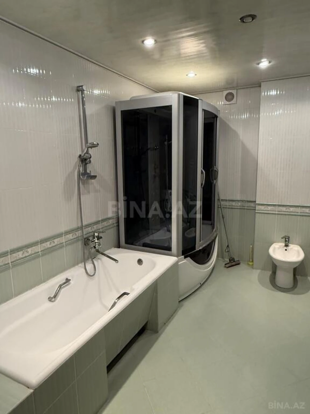 Satılır 4 otaqlı mənzil 300 m²